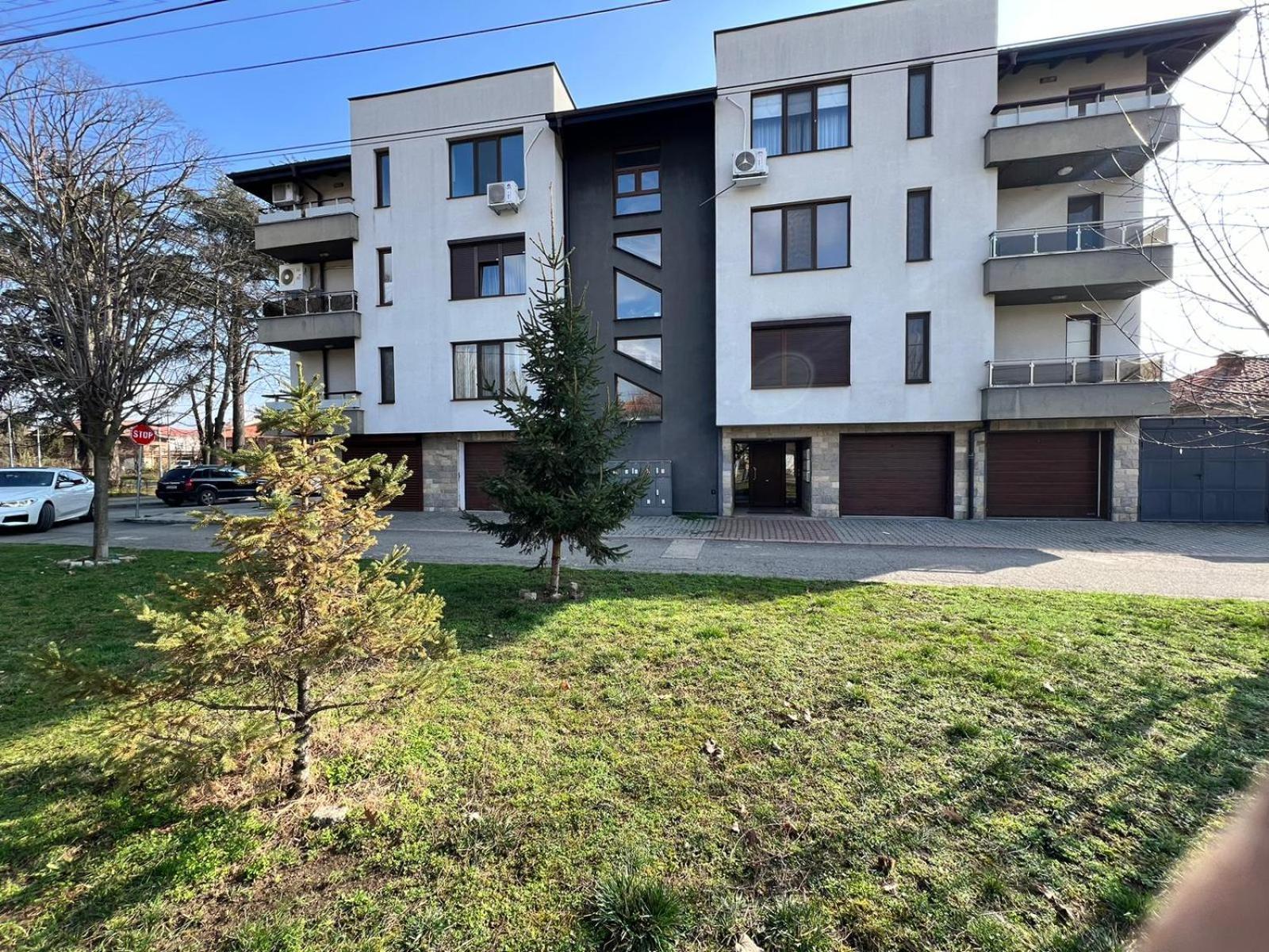 Kazanlak Large Guest House Apartment Near The Center With Full Kitchen & Dining Room, King Beds, Garden Patio, Free Parking & Self Check-In Εξωτερικό φωτογραφία