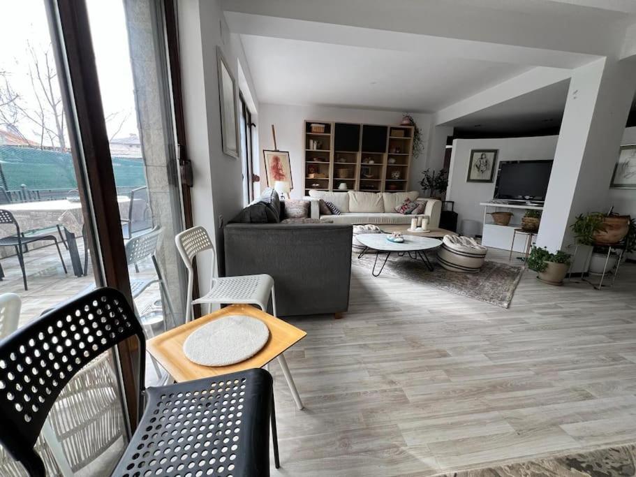 Kazanlak Large Guest House Apartment Near The Center With Full Kitchen & Dining Room, King Beds, Garden Patio, Free Parking & Self Check-In Εξωτερικό φωτογραφία